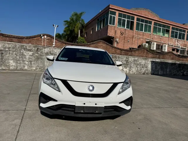 Forthing Fengxing S50EV — Фото автомобиля 2