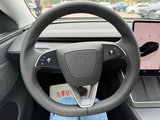 Tesla Model Y — Фото автомобиля 8