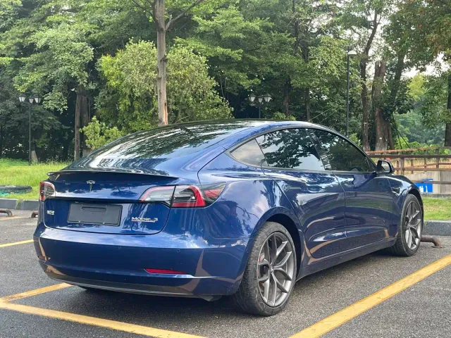 Tesla Model 3 — Фото автомобиля 6