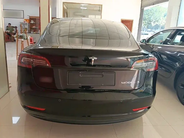 Tesla Model 3 — Фото автомобиля 5
