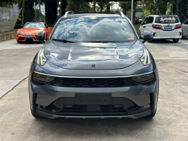 Lynk & Co 01 — Фото автомобиля 2