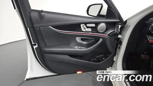 Mercedes-Benz E-Class — Фото автомобиля 22
