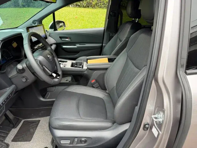 Toyota Sienna — Фото автомобиля 8
