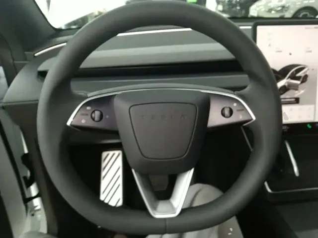 Tesla Model Y L — Фото автомобиля 10
