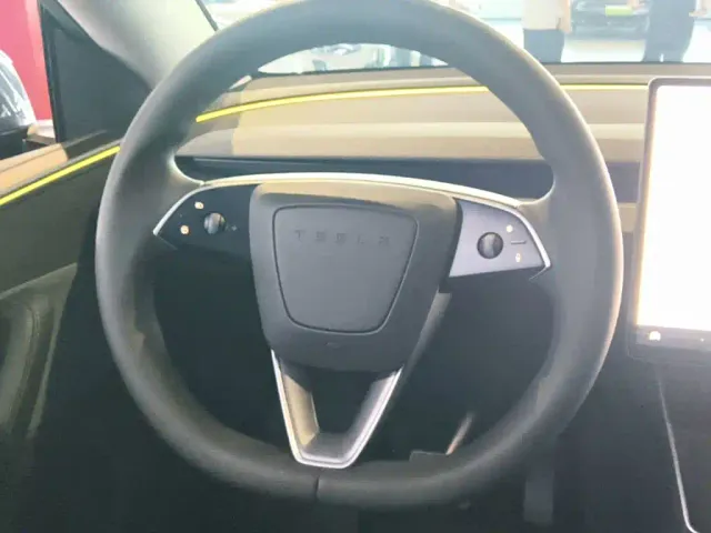 Tesla Model Y — Фото автомобиля 10
