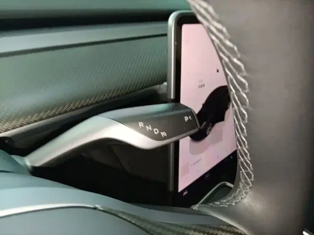 Tesla Model Y — Фото автомобиля 13
