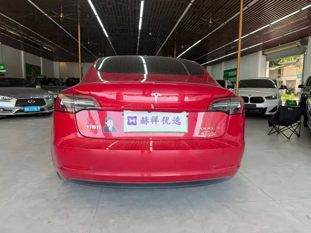 Tesla Model 3 — Фото автомобиля 14
