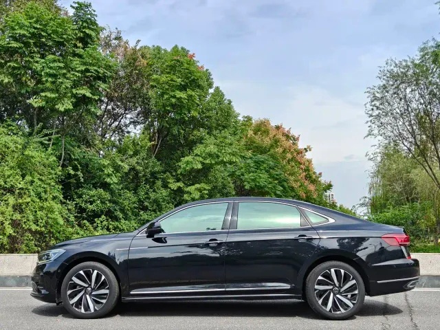 Volkswagen Passat — Фото автомобиля 3