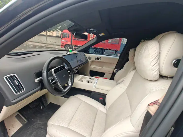 Li Auto L8 — Фото автомобиля 7
