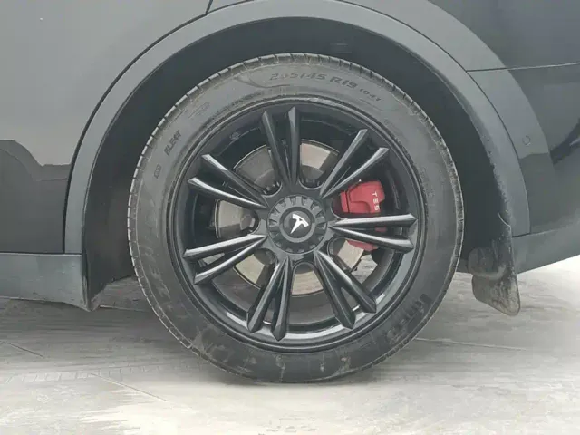 Tesla Model Y — Фото автомобиля 10