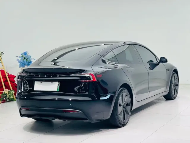 Tesla Model 3 — Фото автомобиля 11