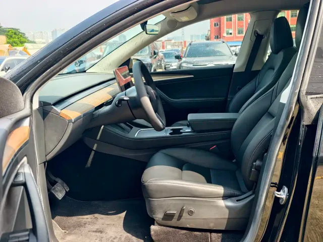 Tesla Model Y — Фото автомобиля 11