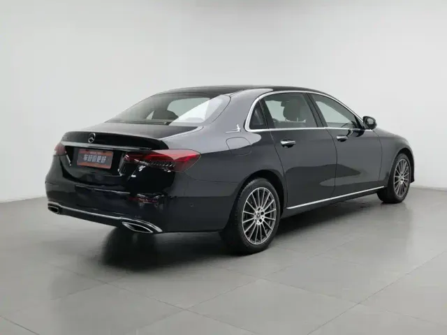 Mercedes-Benz E-Class — Фото автомобиля 2