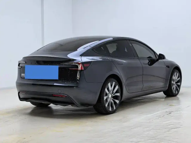 Tesla Model 3 — Фото автомобиля 6