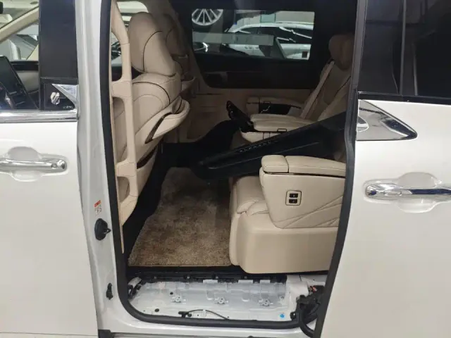 Toyota Alphard — Фото автомобиля 6
