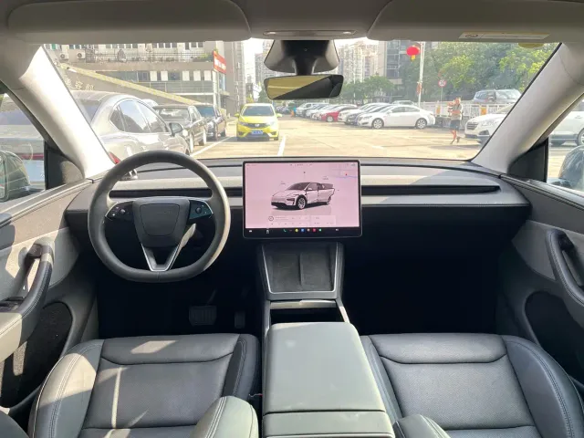 Tesla Model Y — Фото автомобиля 16