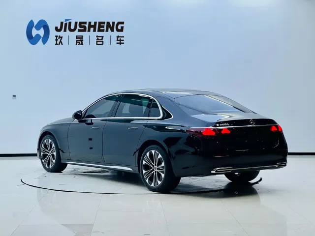 Mercedes-Benz E-Class — Фото автомобиля 4