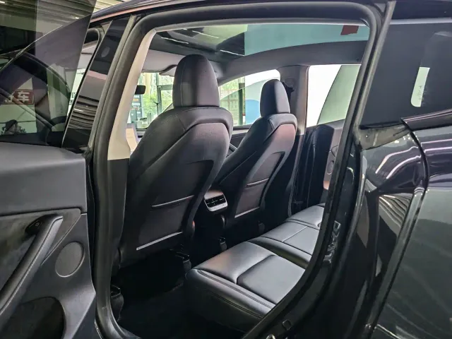 Tesla Model Y — Фото автомобиля 16
