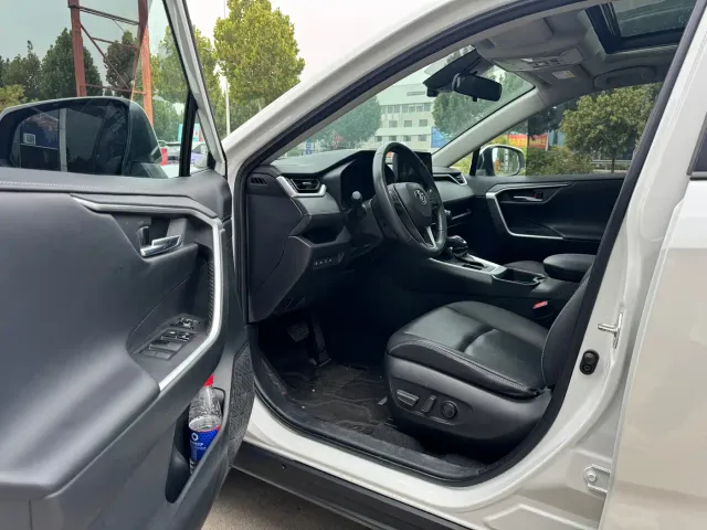 Toyota RAV4 — Фото автомобиля 8