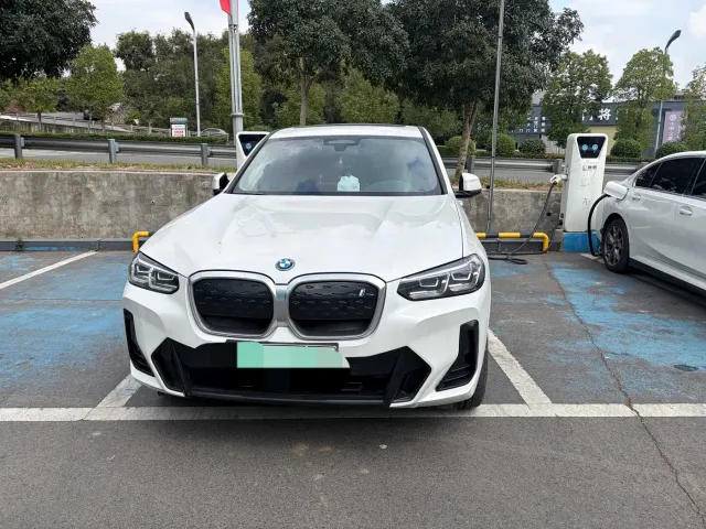 BMW iX3 — Фото автомобиля 2