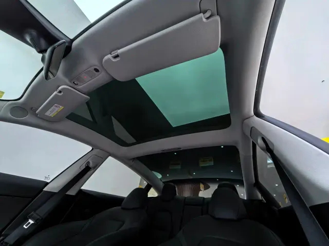 Tesla Model 3 — Фото автомобиля 10