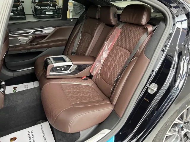 BMW 7 Series — Фото автомобиля 10
