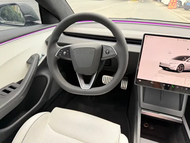 Tesla Model 3 — Фото автомобиля 22