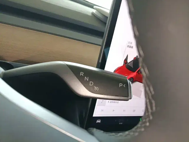 Tesla Model 3 — Фото автомобиля 13