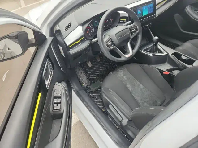Roewe i5 — Фото автомобиля 11