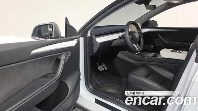 Tesla Model Y — Фото автомобиля 15