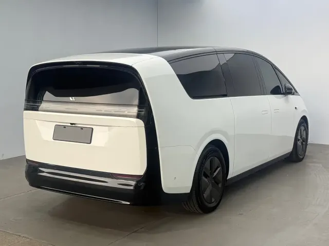 Li Auto MEGA — Фото автомобиля 4