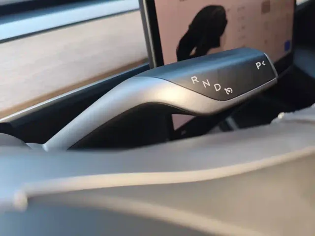 Tesla Model 3 — Фото автомобиля 13