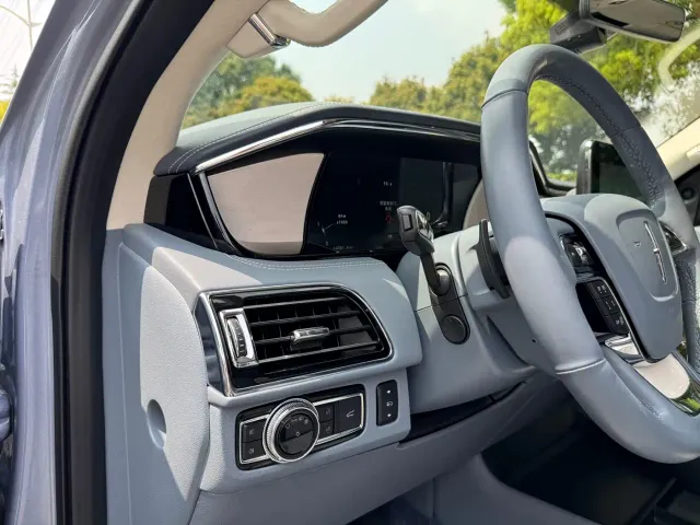 Lincoln Navigator — Фото автомобиля 9