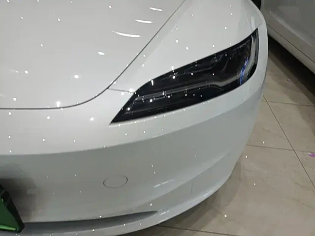 Tesla Model 3 — Фото автомобиля 23