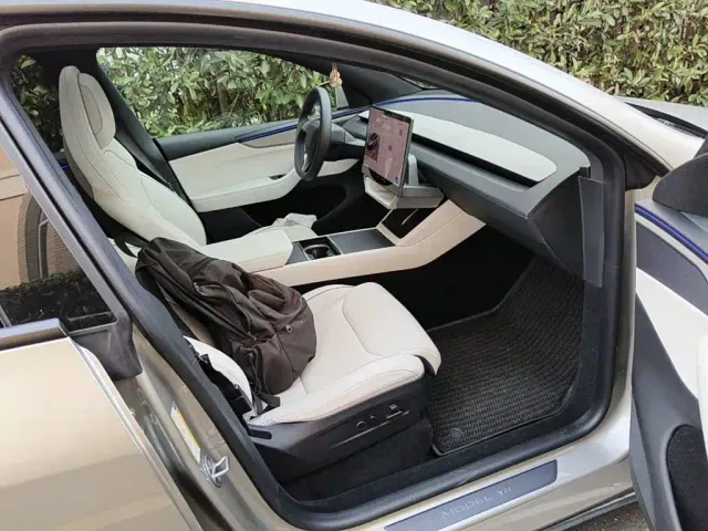 Tesla Model Y L — Фото автомобиля 10