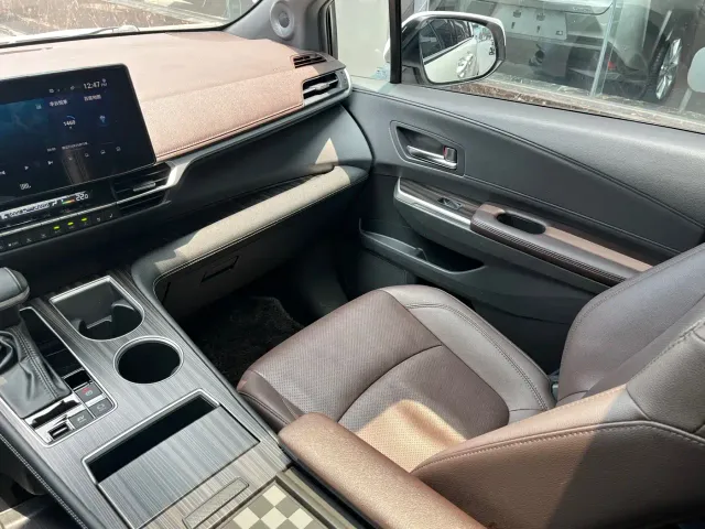 Toyota Sienna — Фото автомобиля 12