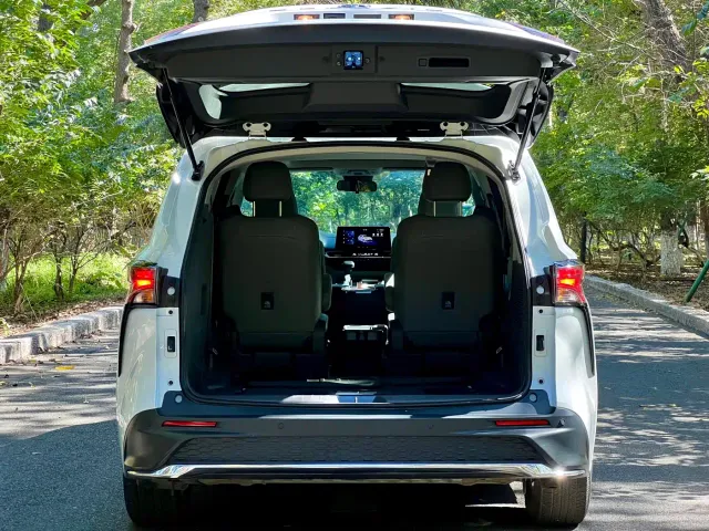 Toyota Granvia 2024 2.5L Hybrid Comfort — Фото автомобиля 10