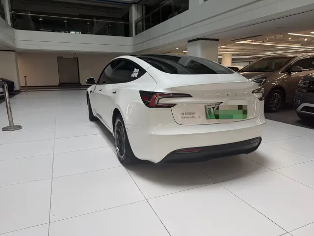 Tesla Model 3 — Фото автомобиля 10