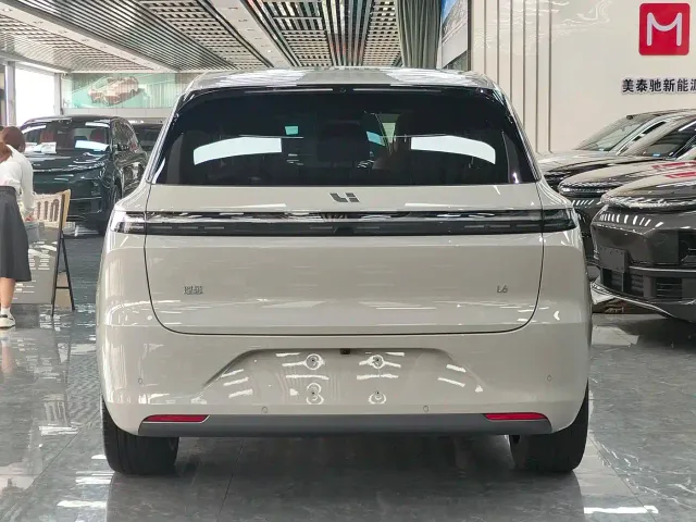 Li Auto L6 — Фото автомобиля 16