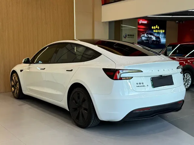 Tesla Model 3 — Фото автомобиля 18