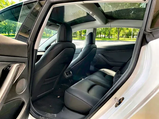 Tesla Model 3 — Фото автомобиля 10