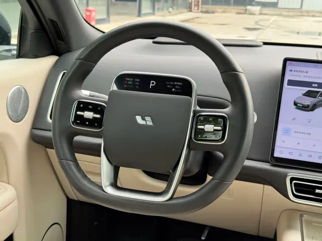 Li Auto L8 — Фото автомобиля 9