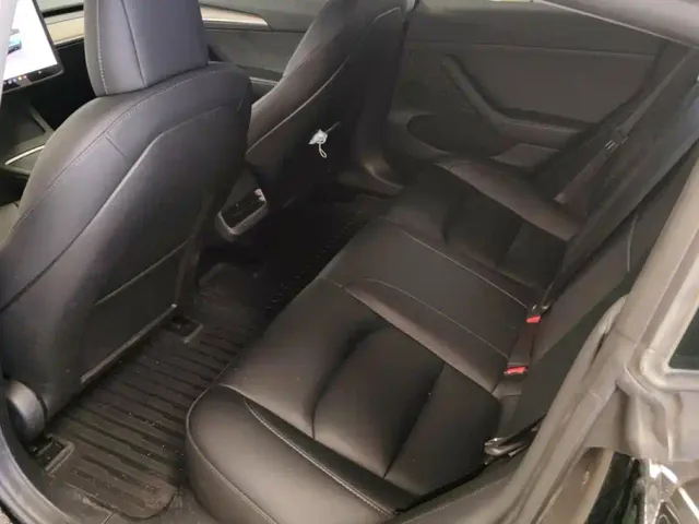 Tesla Model 3 — Фото автомобиля 11