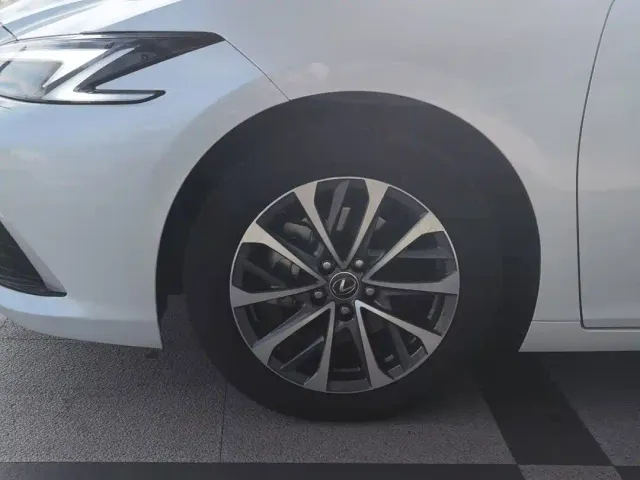 Lexus ES — Фото автомобиля 7
