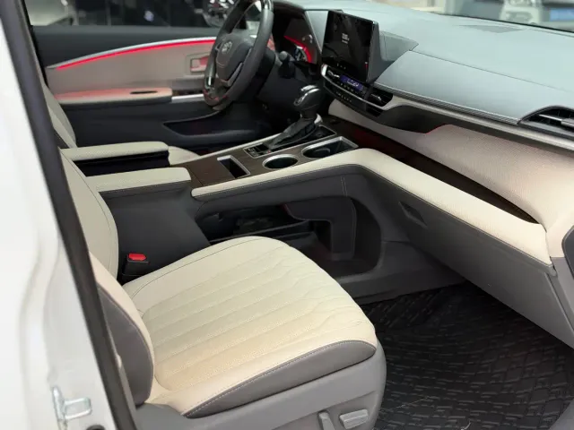Toyota Sienna — Фото автомобиля 9