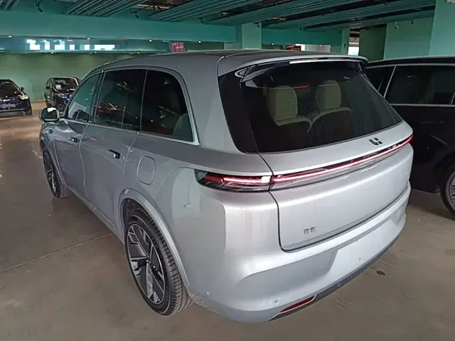 Li Auto L8 — Фото автомобиля 4