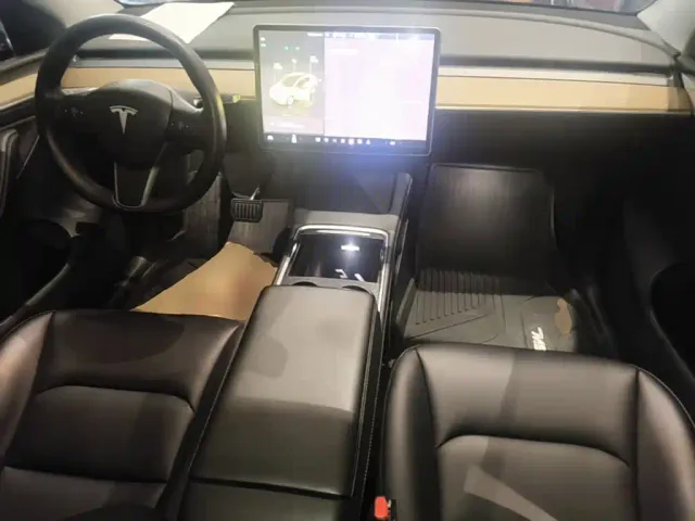 Tesla Model Y — Фото автомобиля 9