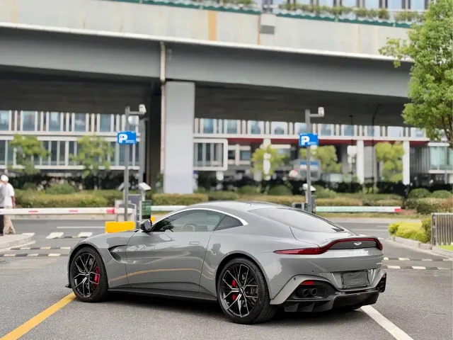 Aston Martin V8 Vantage — Фото автомобиля 9