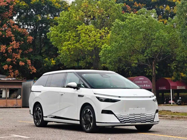 Xpeng X9 — Фото автомобиля 3
