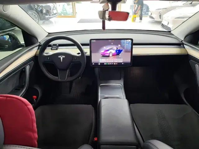 Tesla Model Y — Фото автомобиля 9